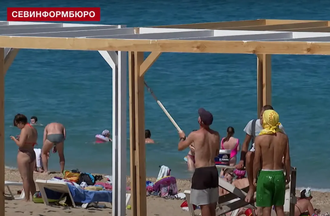 В Севастополе пляж «Учкуевка» готовят к сезону в разгар лета