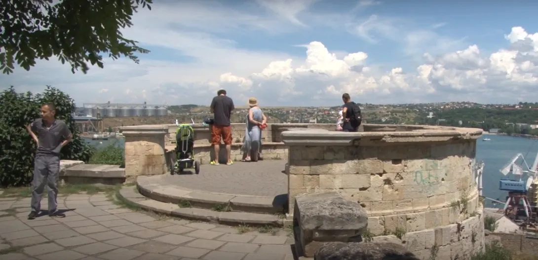 В Севастополе памятник сползает в пропасть 