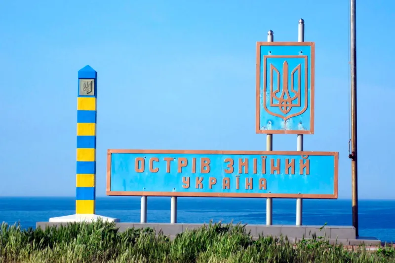 На острове Змеиный установили флаг Украины 