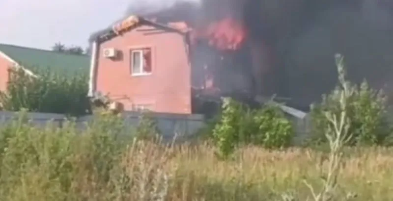 Беспилотник рухнул на жилой дом в приграничном российском городе
