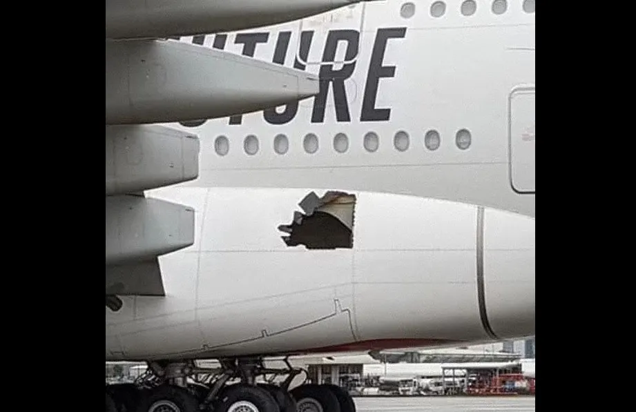 Во время рейса на корпусе пассажирского самолёта возникла большая дыра