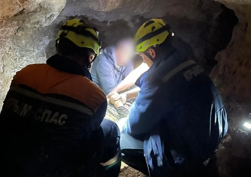 В Крыму искателя приключений с подозрением на инсульт спасли из пещеры