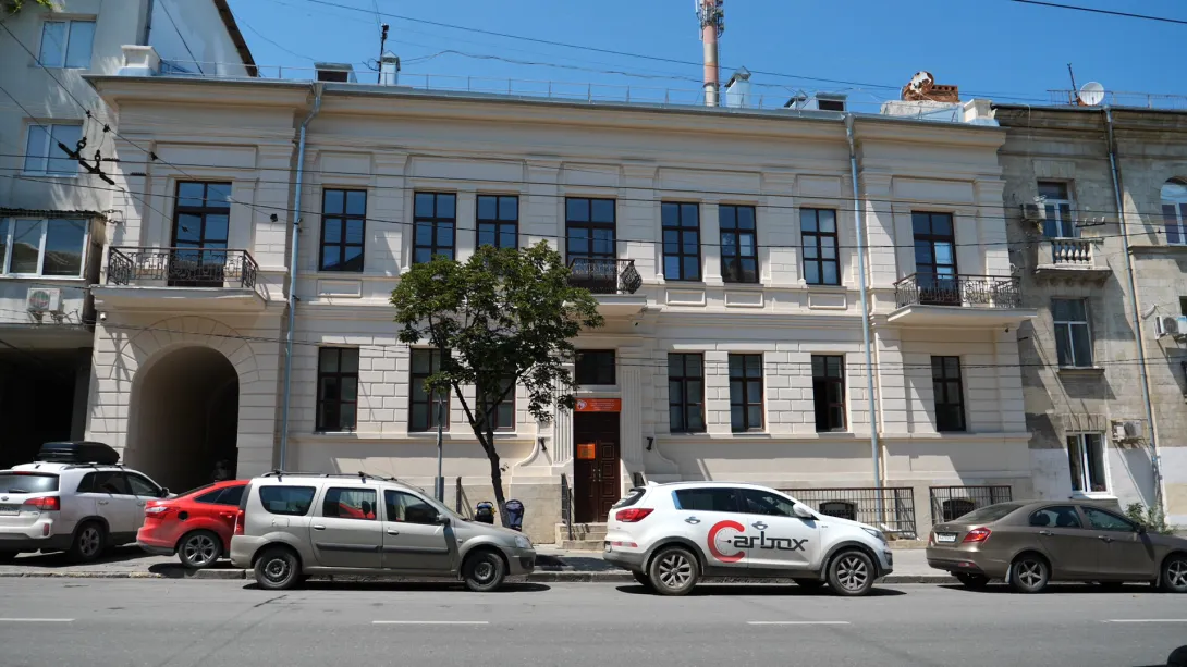 На отреставрированной поликлинике в центре Севастополя уже пошли трещины