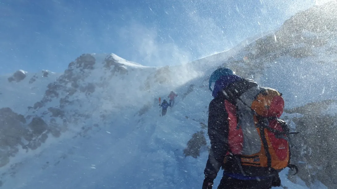 Крымским альпинистам в горах Кавказа идут на помощь спасатели