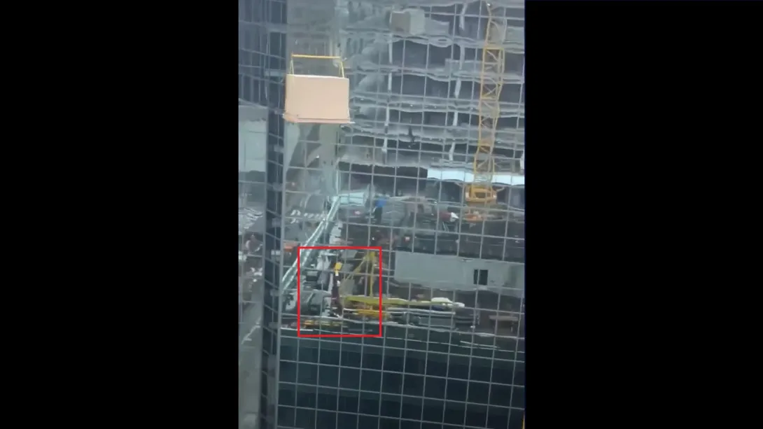 Мужчина случайно повис на строительном кране в десятках метров от земли