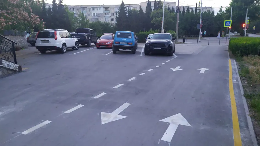 В Севастополе тротуар вдруг стал двусторонней автодорогой