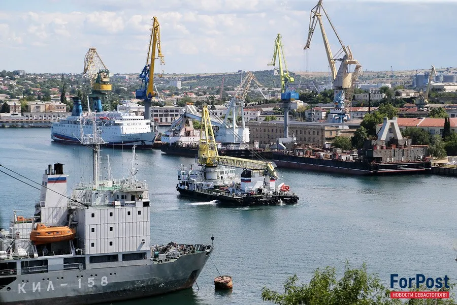 С Севастопольского морского завода массово увольняют рабочих