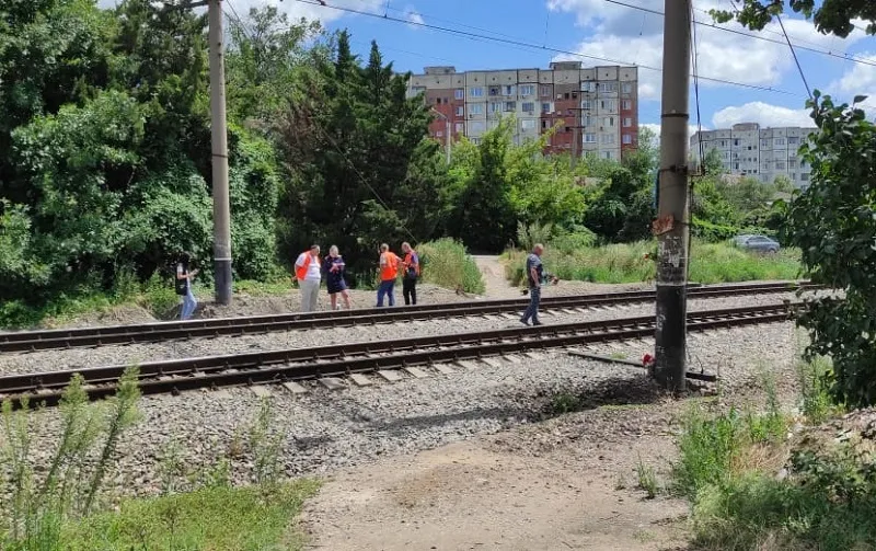 Несовершеннолетняя в наушниках попала под поезд в столице Крыма