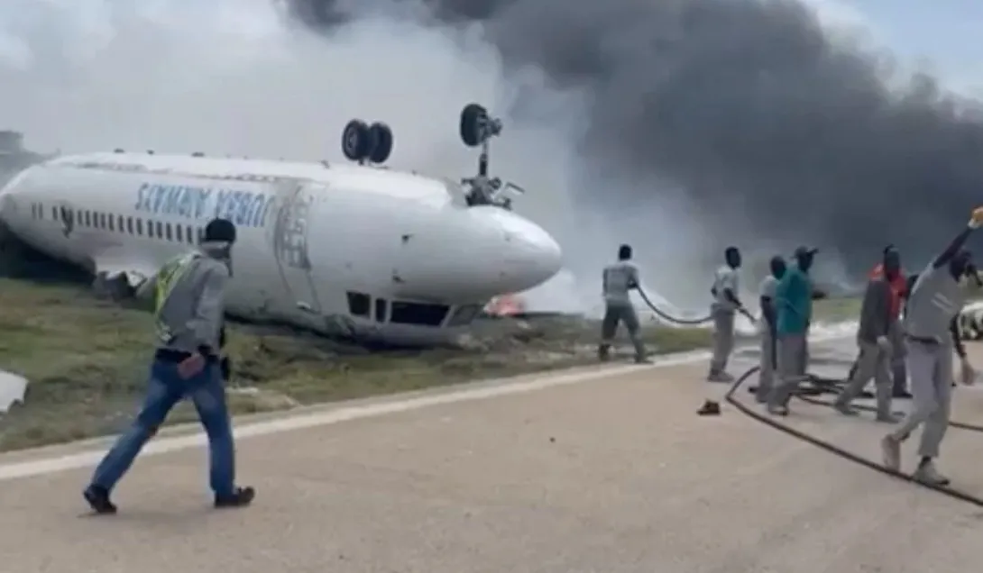 Пассажирский самолёт перевернулся при посадке