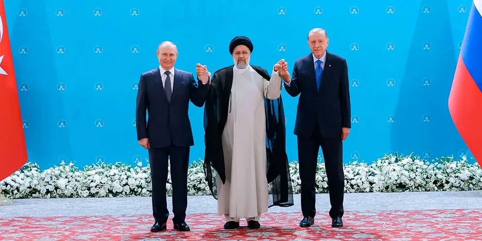 Глава МИД Германии Бербок назвала вызовом для НАТО фото Эрдогана за руку с Раиси и Путиным