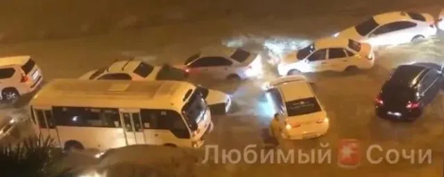 Ливень обесточил несколько районов Сочи и подтопил дома и дороги
