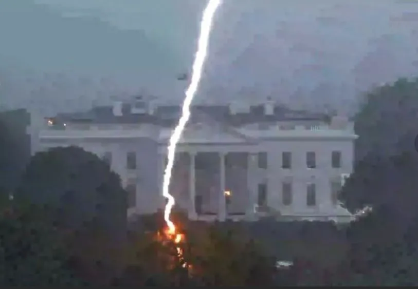 Reuters: от удара молнии около Белого дома в Вашингтоне скончались три человека 