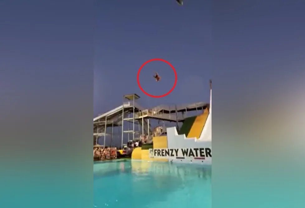 В аквапарке сняли на видео эпичный «полёт» мужчины