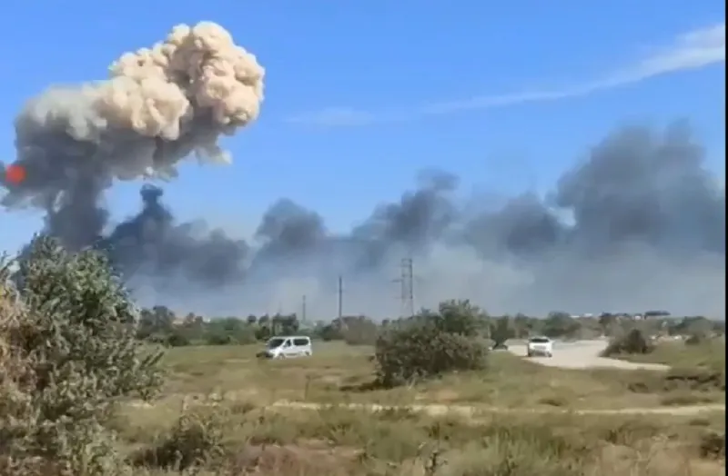 Очевидцы сообщают о взрывах и дыме на западе Крыма — соцсети
