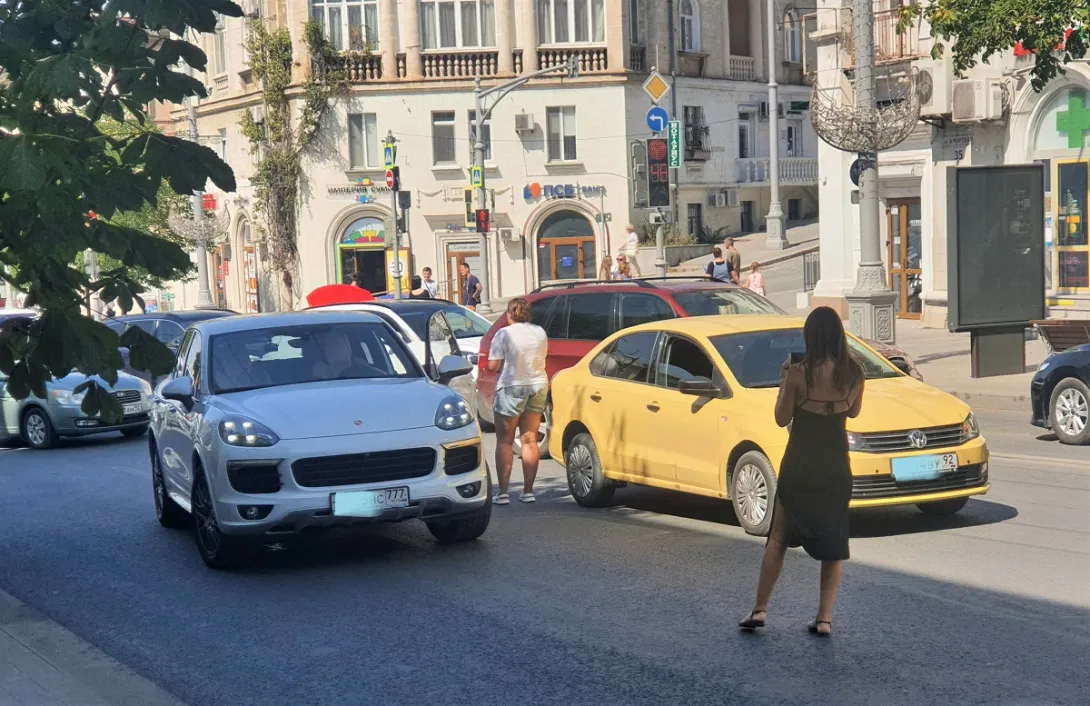 Две автоледи остановили движение в центре Севастополя 