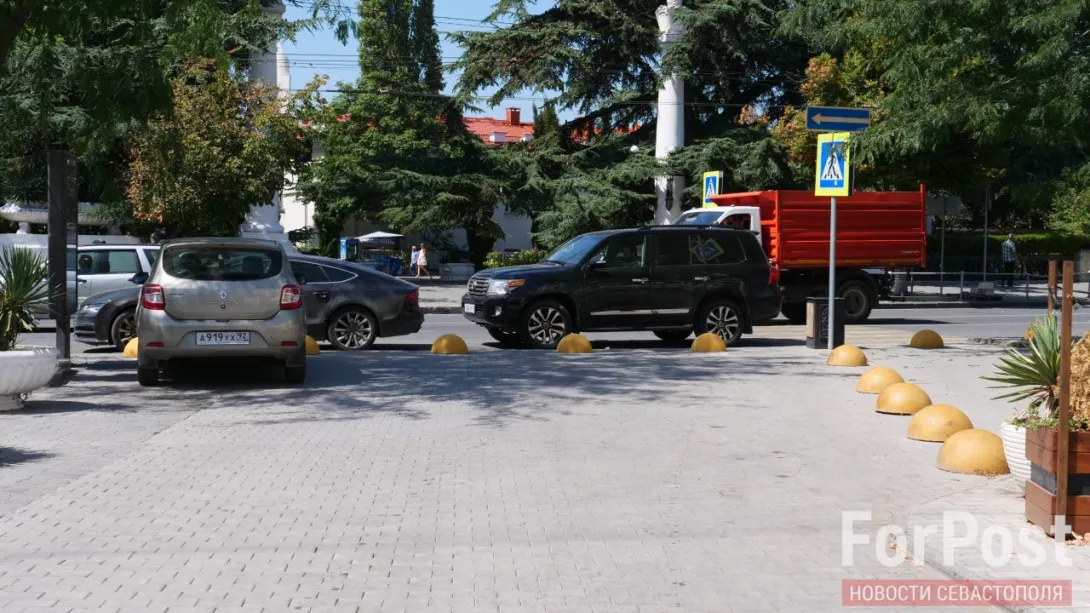 В центре Севастополя закрыли проезд, несмотря на припаркованные там авто