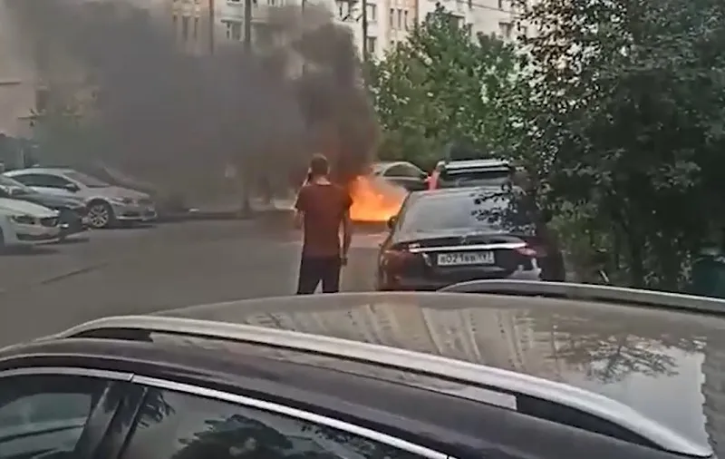 Пенсионерка подожгла BMW X6 замначальника управления Генштаба ВС РФ