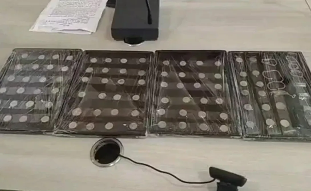 Рабочие обнаружили клад из древних монет во время ремонта