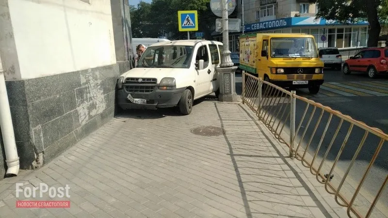 Легковой автомобиль пошел на таран улицы Ленина в Севастополе 
