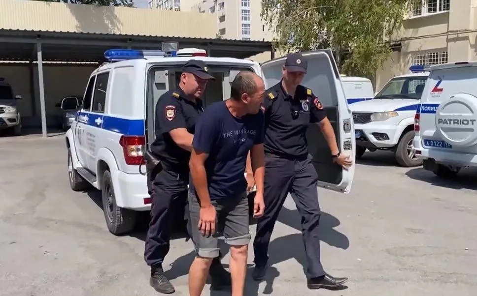 В Севастополе на пляже Хрустальный спасатель задержал грабителя из Казахстана