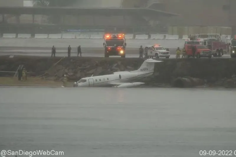 Самолёт соскользнул с посадочной полосы и почти упал в воду