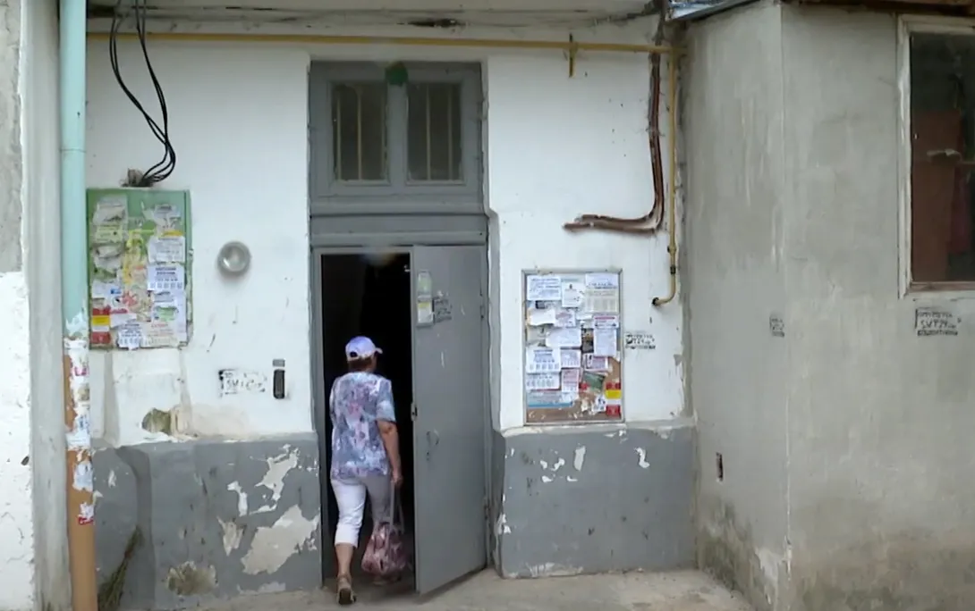Жители севастопольской пятиэтажки задыхаются от трупного запаха