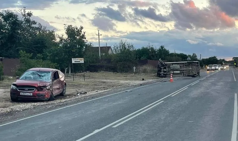 Микроавтобус снёс иномарку на шоссе в Севастополе