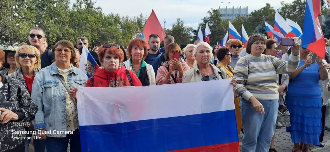  Огромное количество севастопольцев пришло на площадь Нахимова поддержать референдум на Юго-Востоке 