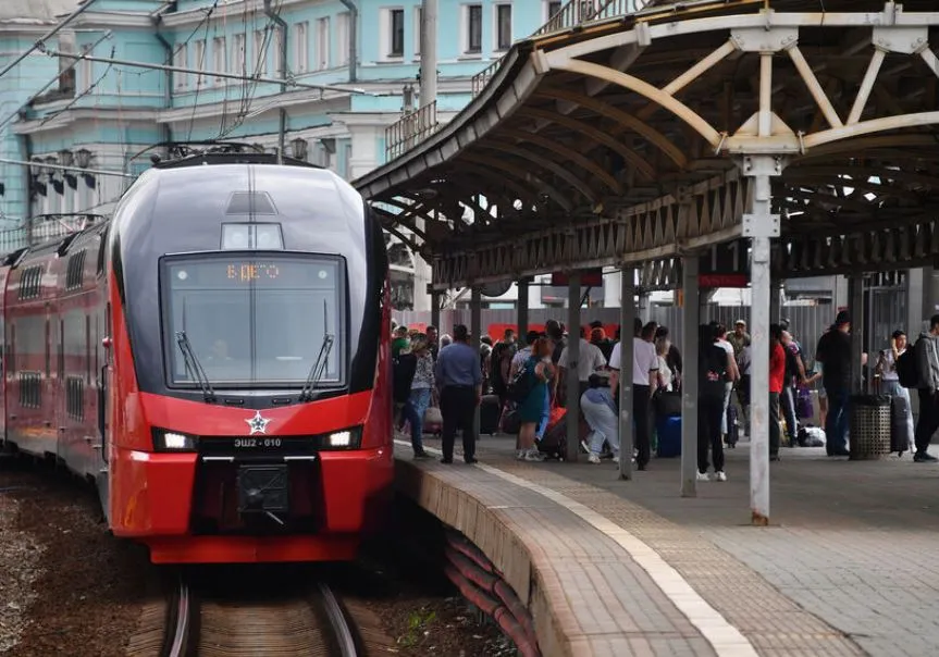 Пассажирские поезда из Москвы и Петербурга в Крым задержаны после ЧП на Крымском мосту 
