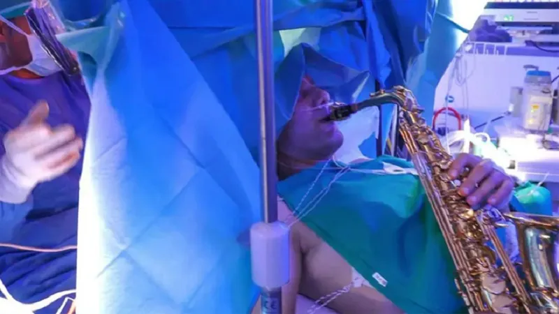 Мужчина играл на саксофоне, пока врачи проводили операцию на его мозге