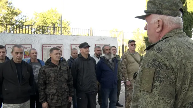 Севастопольские добровольцы меняют бескозырку на солдатскую каску