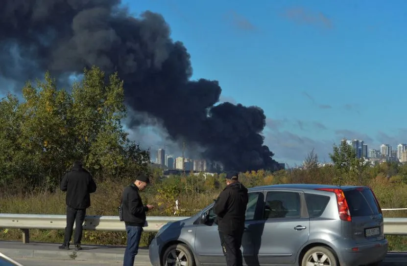 В офисе Зеленского заявили, что почти 1,5 млн абонентов остались без света на Украине 