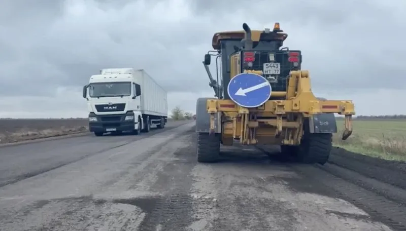 В Запорожской области экстренно ремонтируют дорогу на Крым