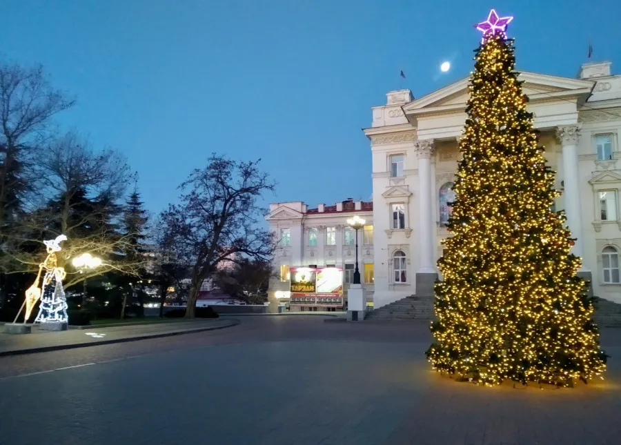 Власти Севастополя солидарны с Крымом в отказе от покупки новогодних украшений 