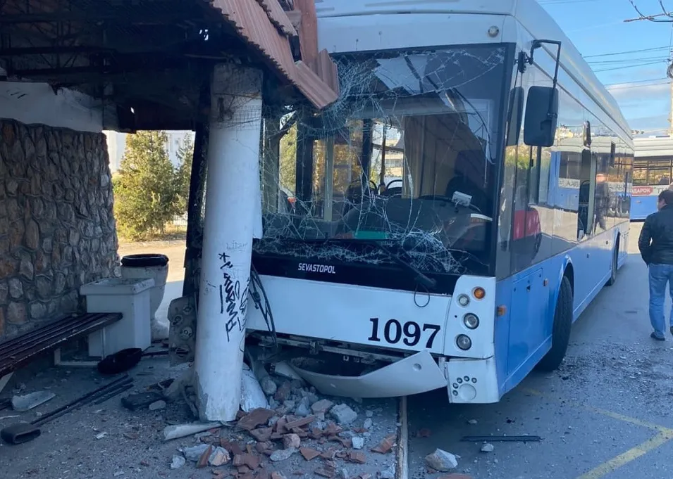 В Севастополе троллейбус разрушил остановку 