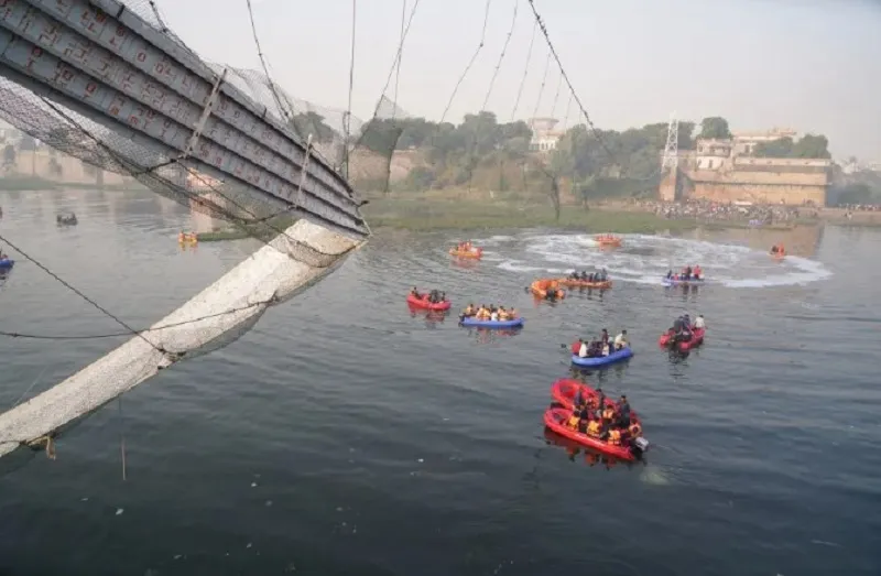 При падении только что отремонтированного моста погибли более сотни человек