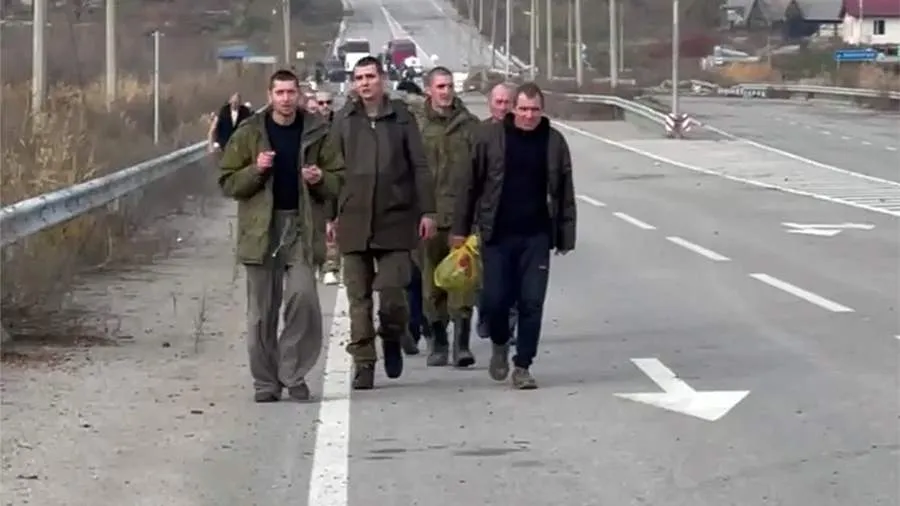Министерство обороны России показало возвращение домой 107 пленных военных