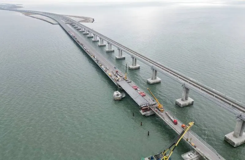 Рабочие завершат надвижку повреждённых пролётов Крымского моста к концу недели