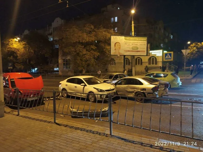 В Севастополе автоледи смешала пять машин в ДТП