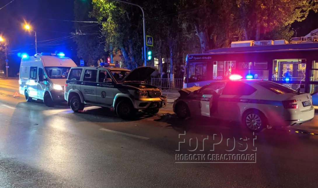 В Севастополе две полицейские машины столкнулись лоб в лоб