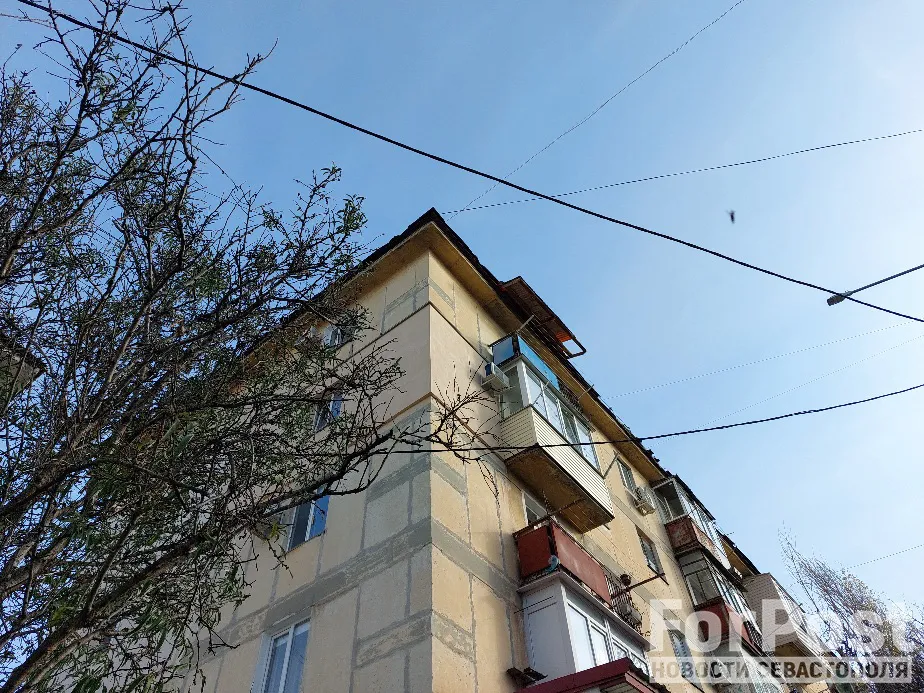 В Севастополе маленькая девочка выпала из окна 4-го этажа