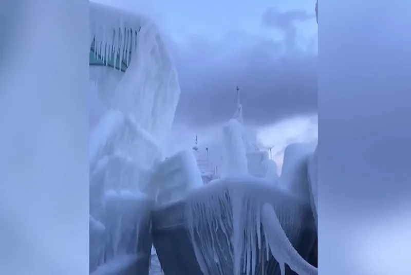 Ледяной апокалипсис: после шторма корабли напрочь сковало льдом
