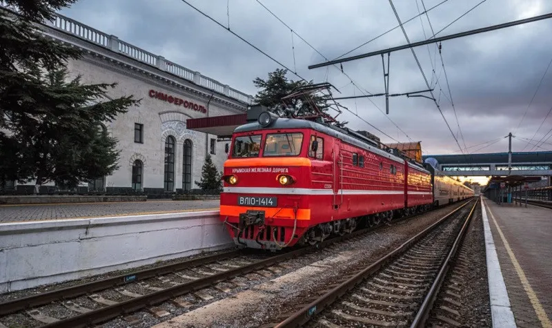 С двойной нагрузкой: главный вокзал Крыма вступил в восьмой десяток