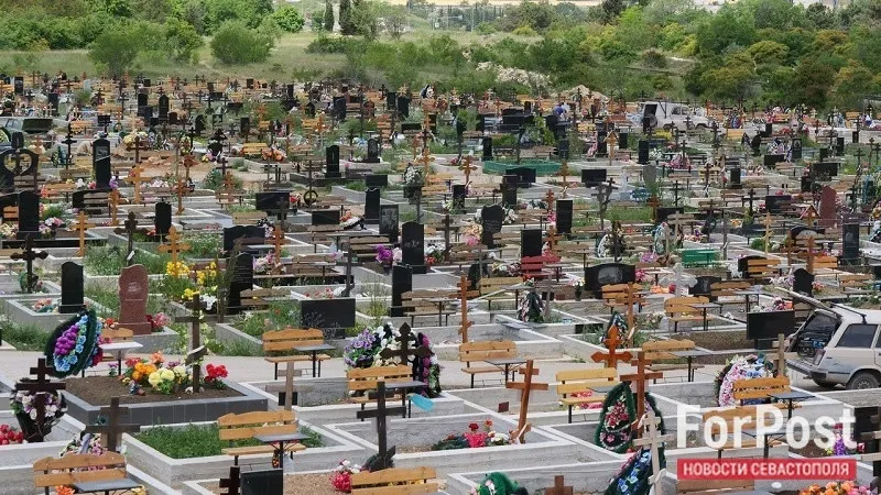 На кладбище Севастополя рыщет нервный мужчина с ножом