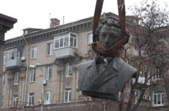 В Днепропетровске снесли памятники Пушкину и пионеру-герою Володе Дубинину 