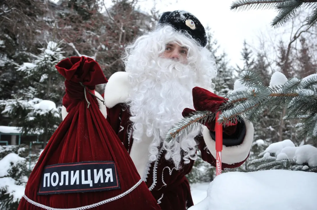 Девочка из Севастополя передала письмо Деду Морозу через полицию