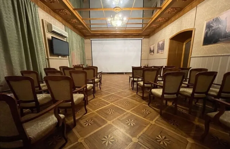 В Ливадийском дворце теперь и кино показывают 