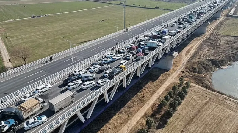 В массовую аварию на мосту попали сотни машин