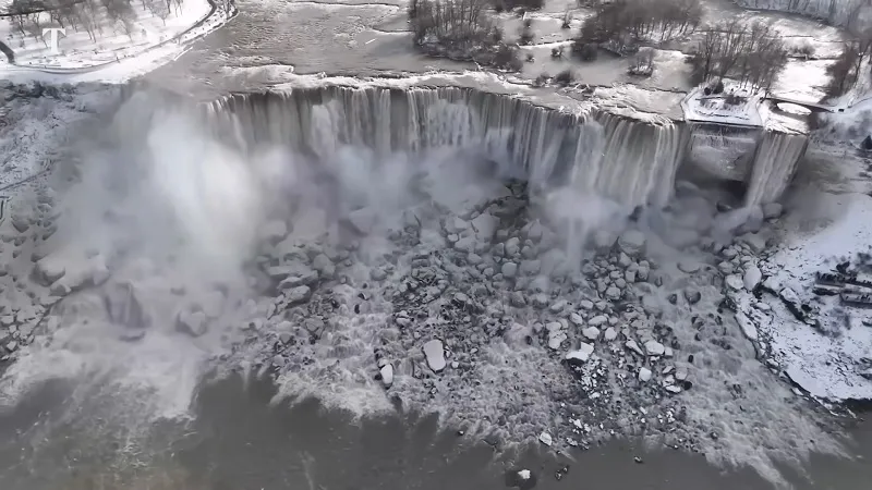 Невероятные кадры: Ниагарский водопад частично замёрз