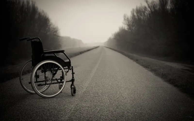 Крымчанин решил развлечься на украденной из больницы инвалидной коляске 